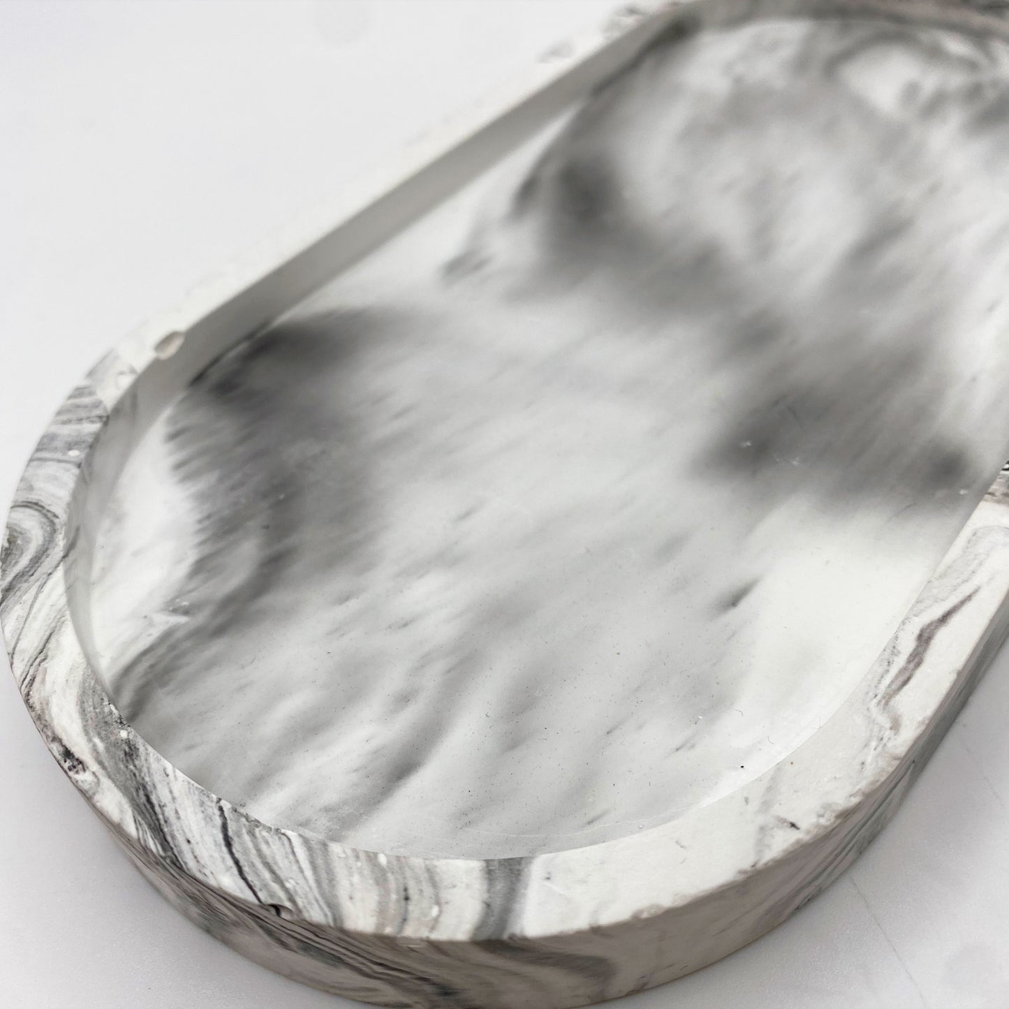 Ovale Marmorschale mit Blumenrelief