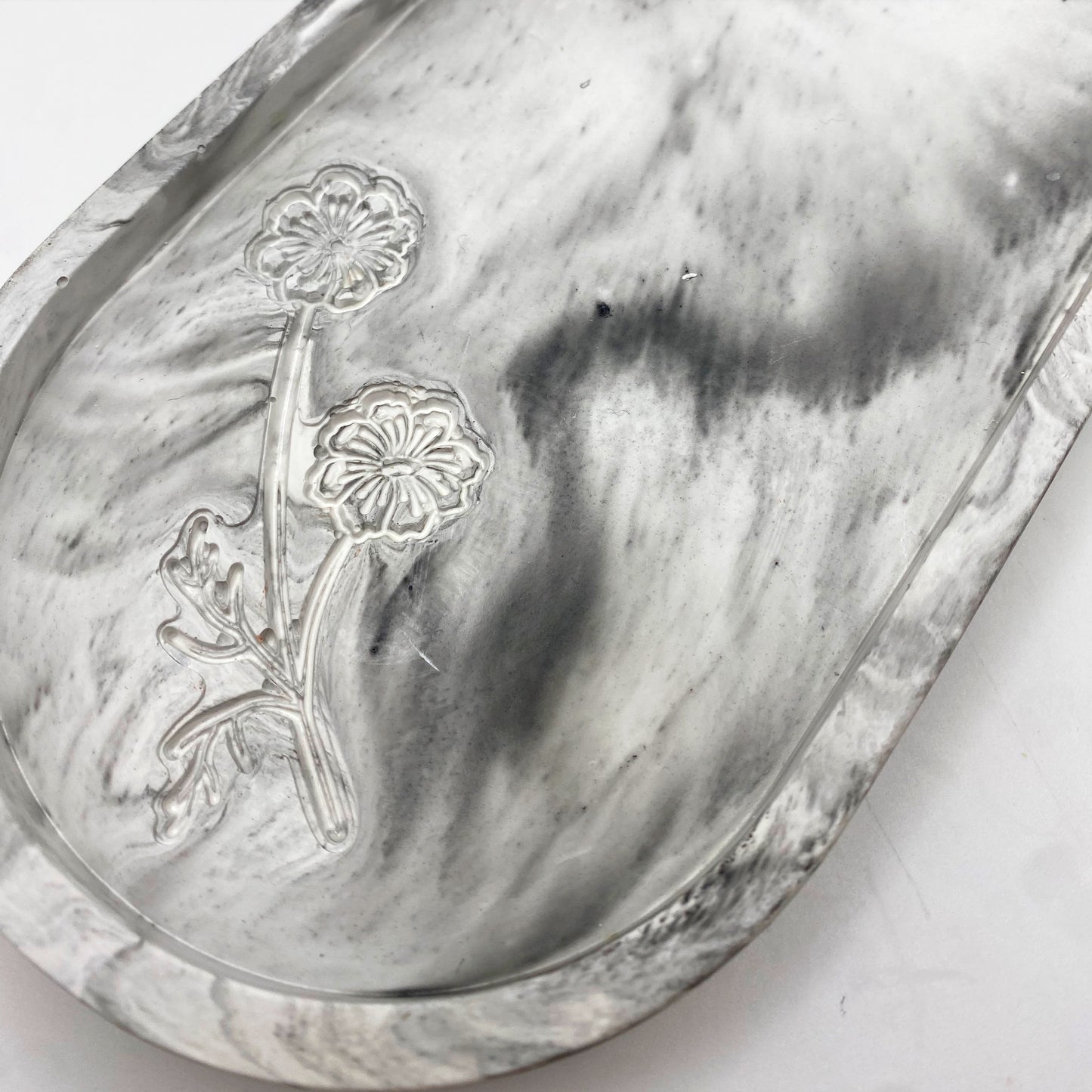 Ovale Marmorschale mit Blumenrelief