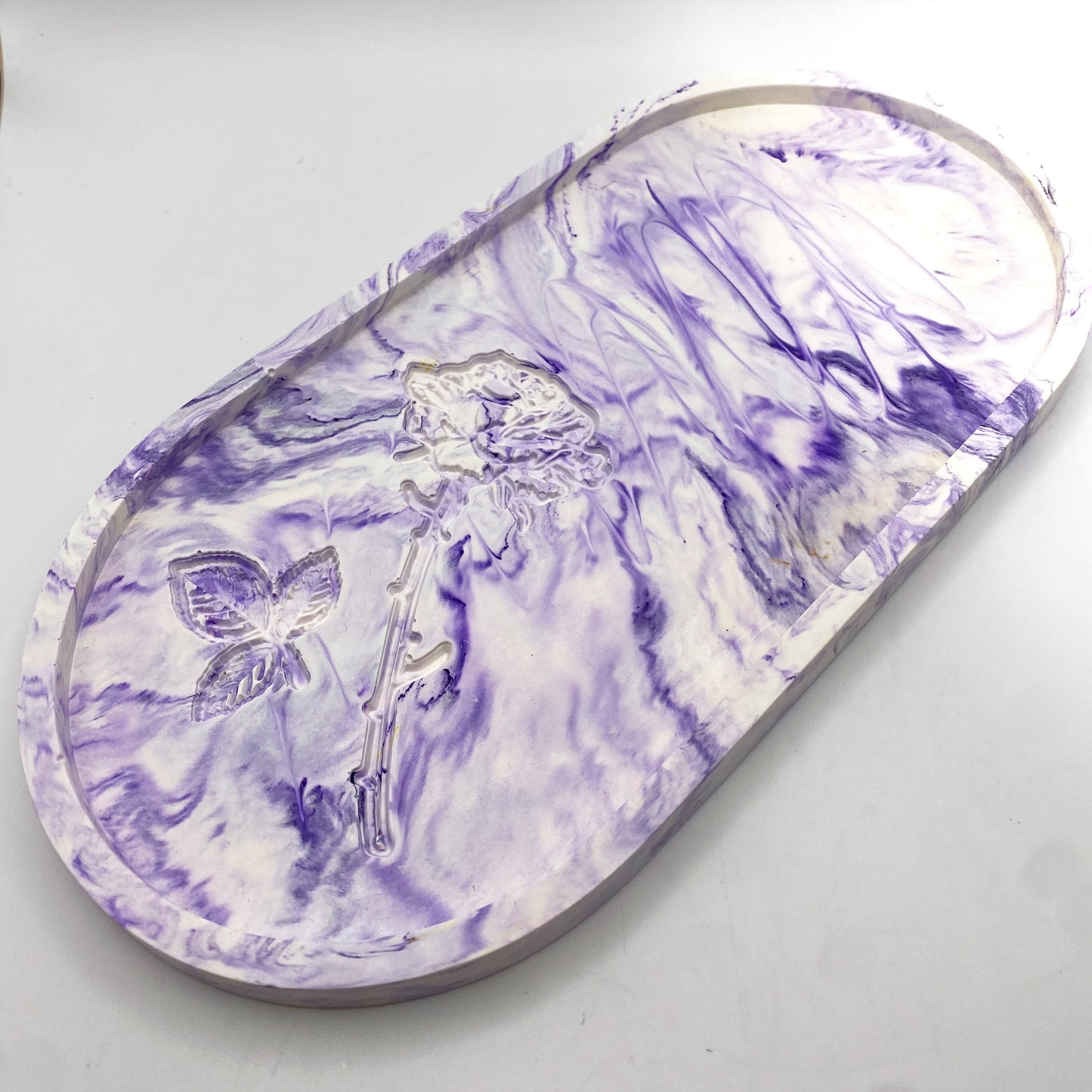 Ovale Marmorschale mit Blumenrelief