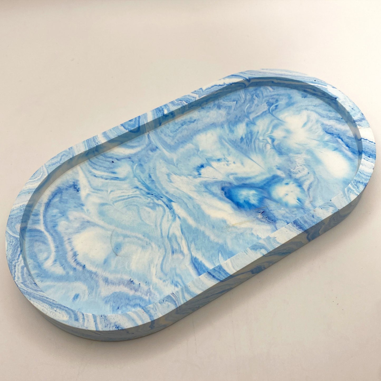 Ovale Marmorschale mit Blumenrelief