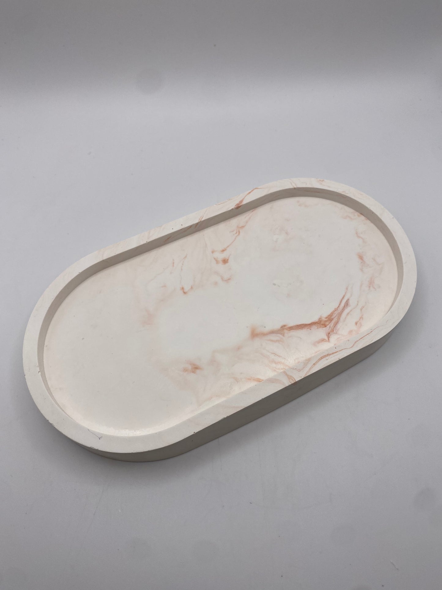 Ovale Marmorschale mit Blumenrelief