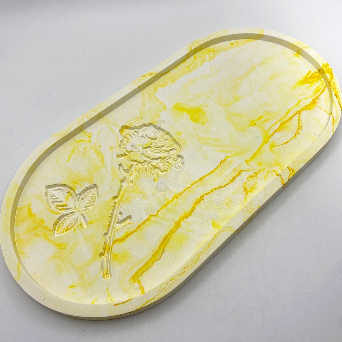 Ovale Marmorschale mit Blumenrelief