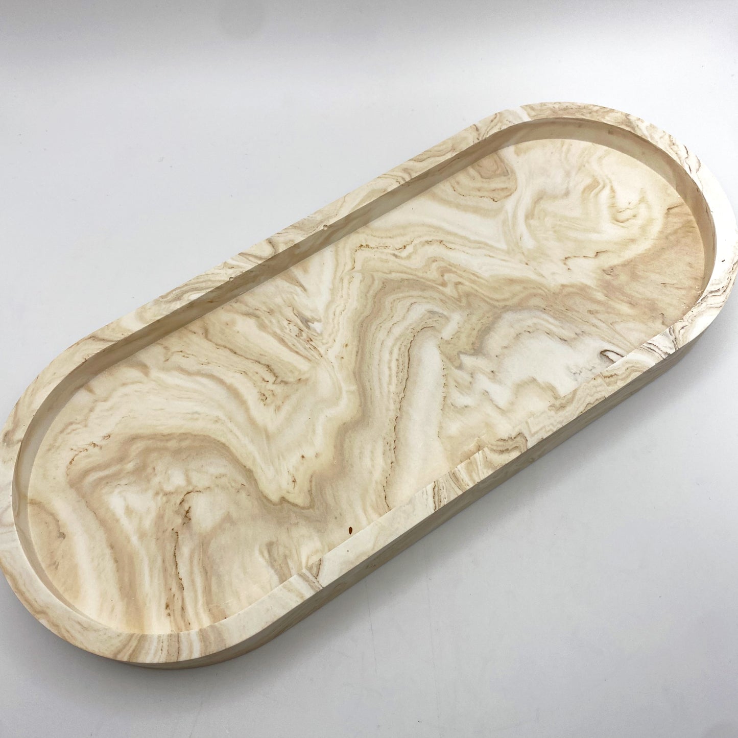 Ovale Marmorschale mit Blumenrelief