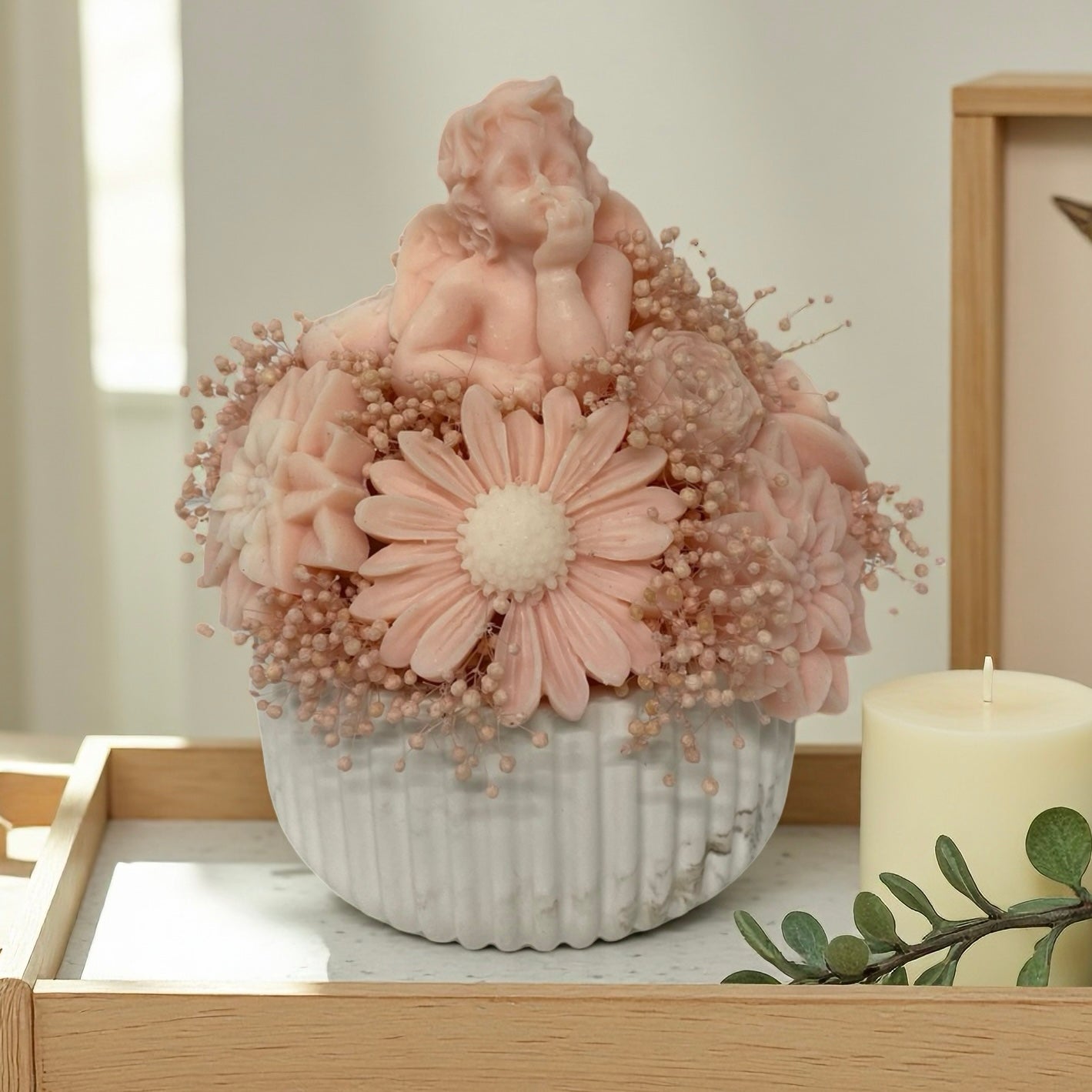Engelsblüte – Duftkerze in Blumenarrangement